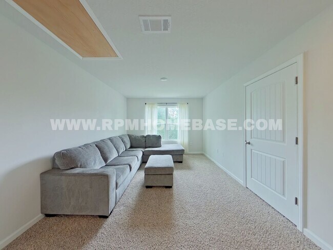 Building Photo - Spacious 5-Bedroom Home with Flexible Livi...