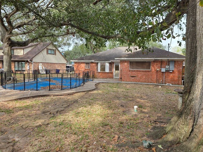 Building Photo - 2121 Redwood St