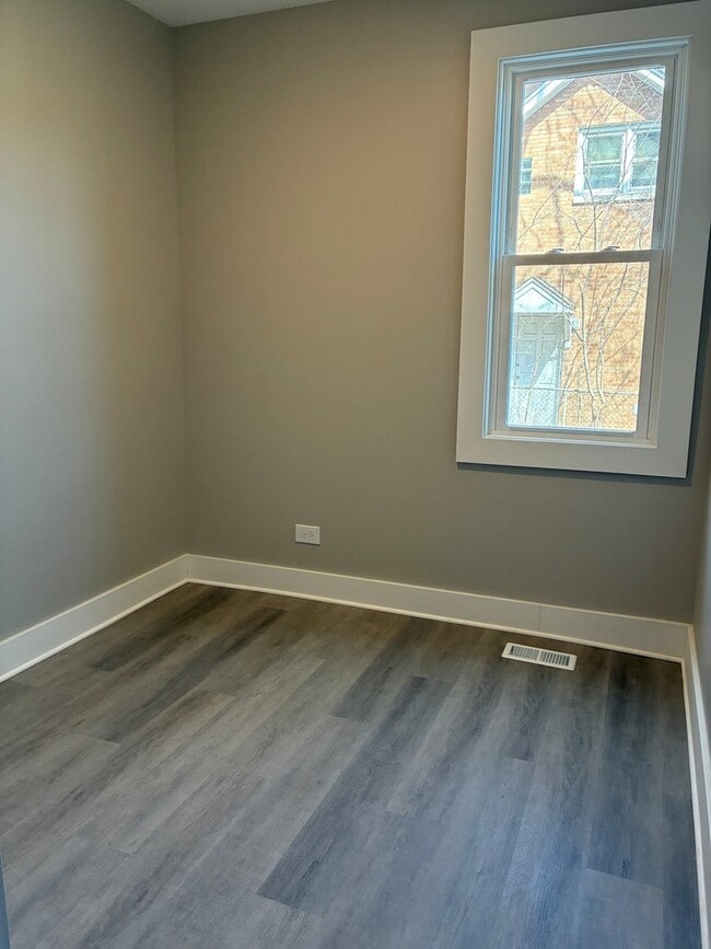 Building Photo - 1542 Victoria Ave