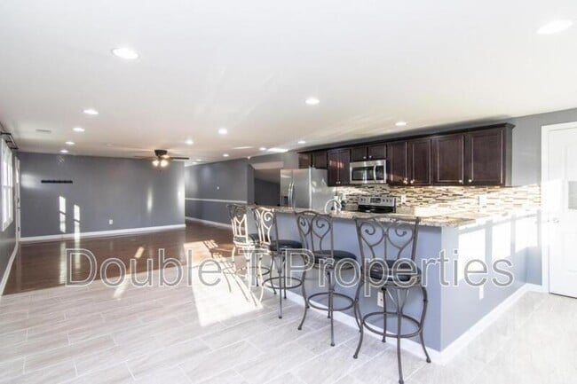 Building Photo - 3405 Pebble Dr