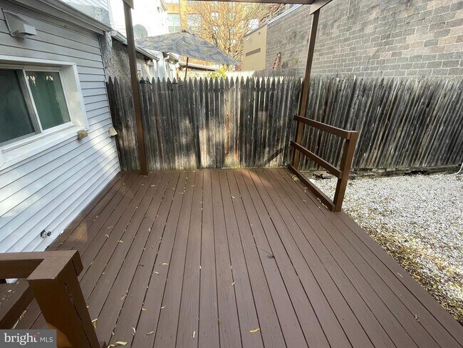 Building Photo - 141 Leverington Ave