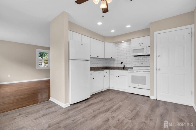 Building Photo - 1067 Riverton St