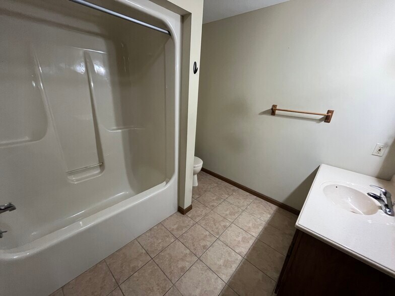 Building Photo - 633 Airway Dr