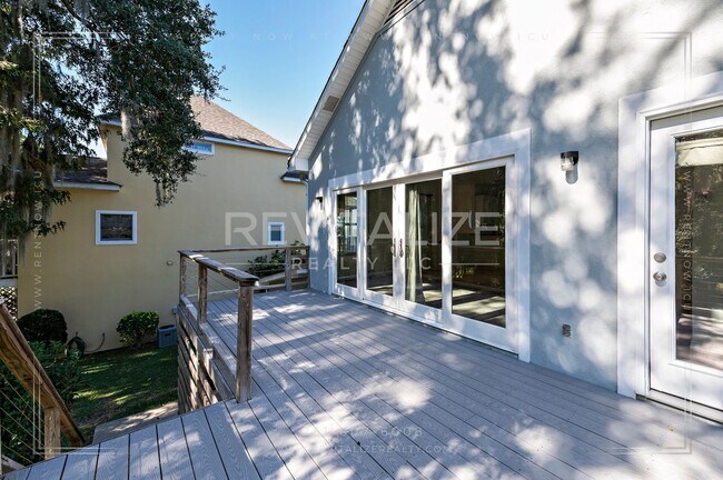 Building Photo - Charming 3-Level Home with Water Access in...