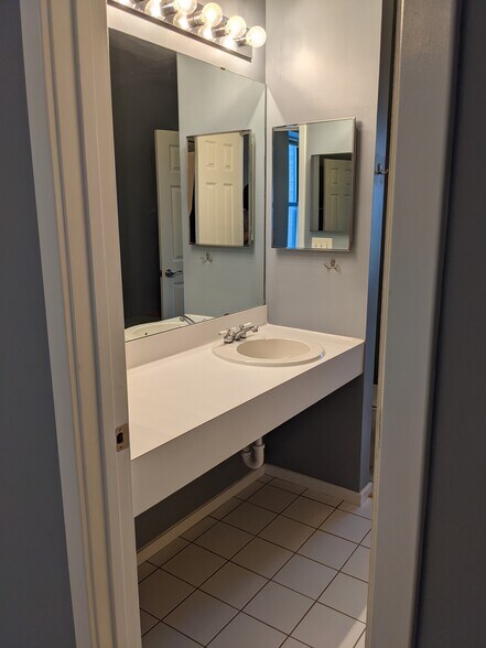 Full bath - 4496 Maryland Ave