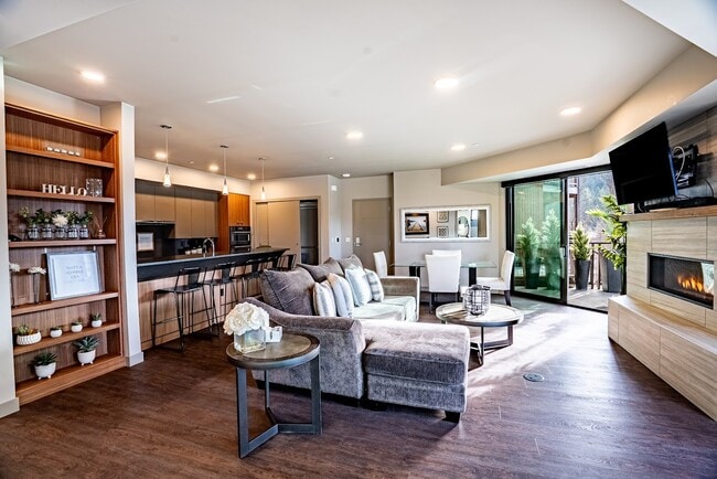 Building Photo - 727 E Front Ave