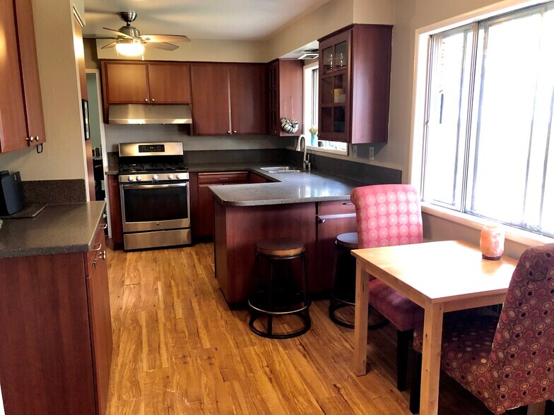 Large kitchen with gas range - 5252 NE 49th Ave