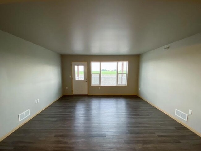 Building Photo - 2 & 3 Bedroom Units Available Now!