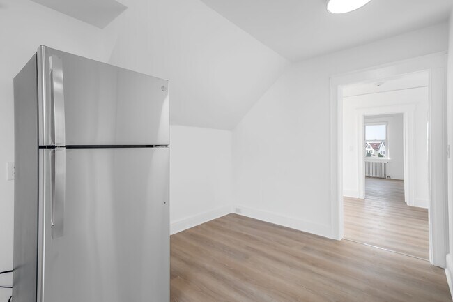 Building Photo - 142 Hamilton Ave