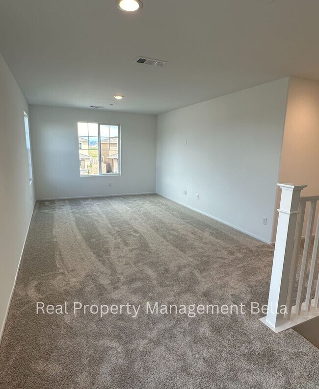 Building Photo - Modern Luxury Awaits: Discover Your Dream Home!