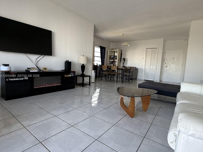 Building Photo - 500 Bayview Dr