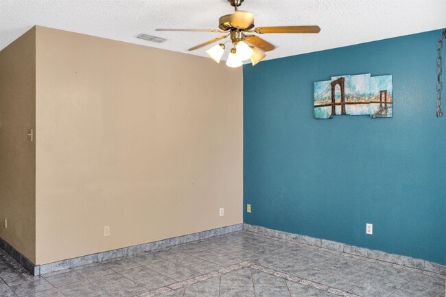 Building Photo - 1405 Reagan Dr