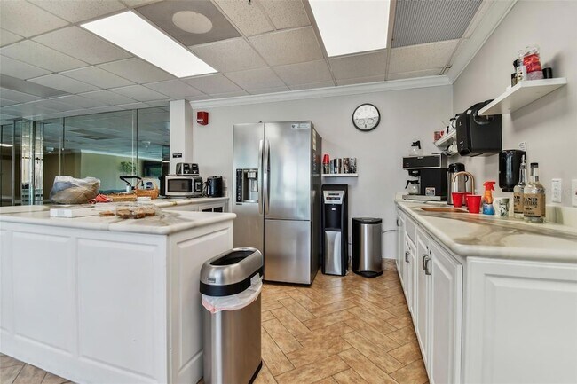 Building Photo - 7050 Sunset Dr S