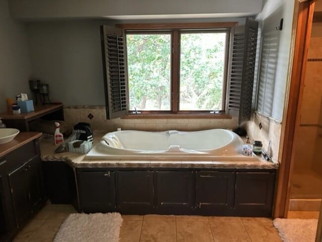 Building Photo - 4 Bedrooms, 3 Bathrooms Fully Furnished La...