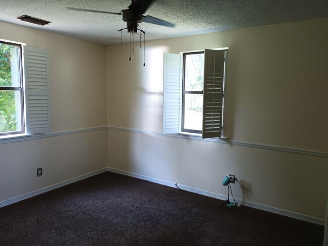 Building Photo - 471 Logan Ave