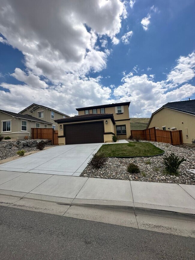 Building Photo - 4 Bedroom Beautiful Home