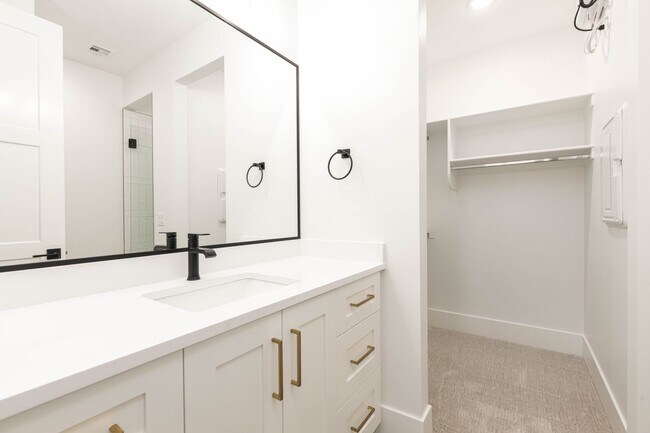 Building Photo - 6 bedroom with RV Garage and Hot Tub