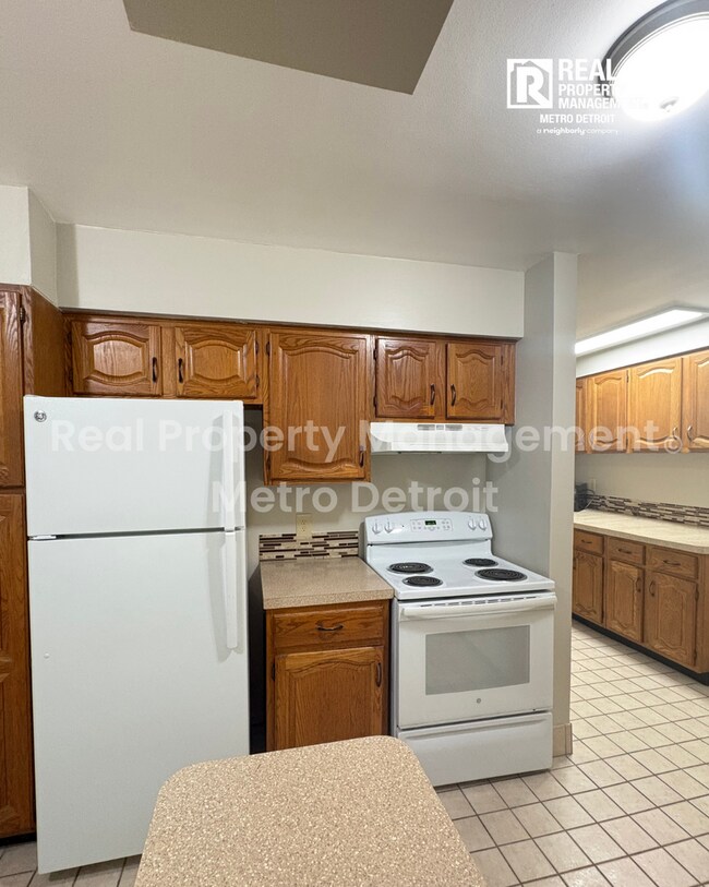 Building Photo - 3-Bedroom Single-Family Home in Beverly Hills, Michigan