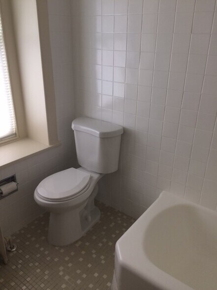 Building Photo - 1000 W 28th St