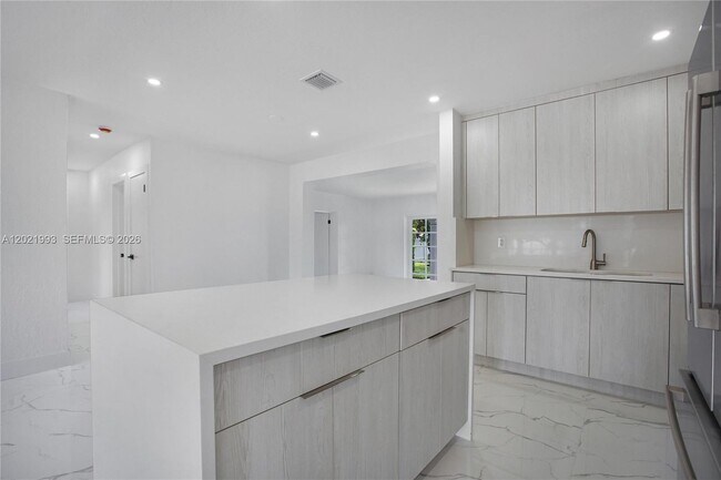 Building Photo - 630 W 72nd Pl