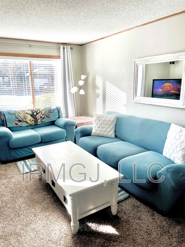 Building Photo - 1305 Wellington Ct