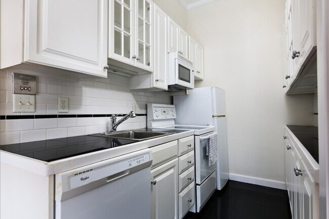 Building Photo - 296 Marlborough St