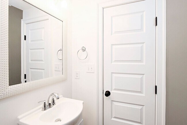 Building Photo - Pet-Friendly Belmont Home With Fenced Yard