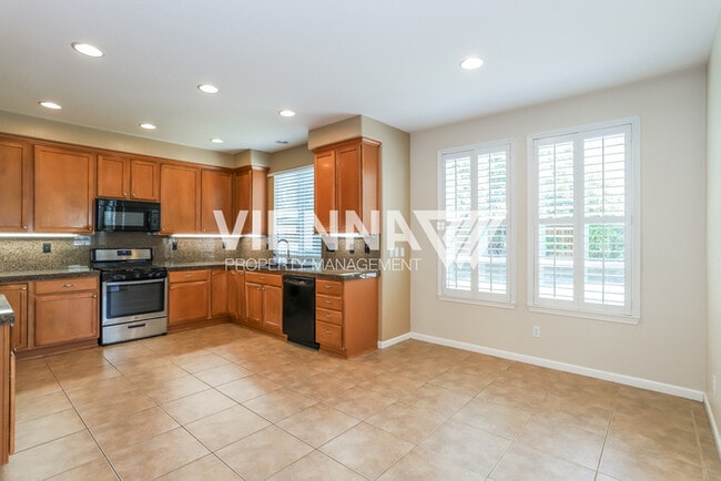 Building Photo - Beautiful 4 Bedroom Home in Great Location