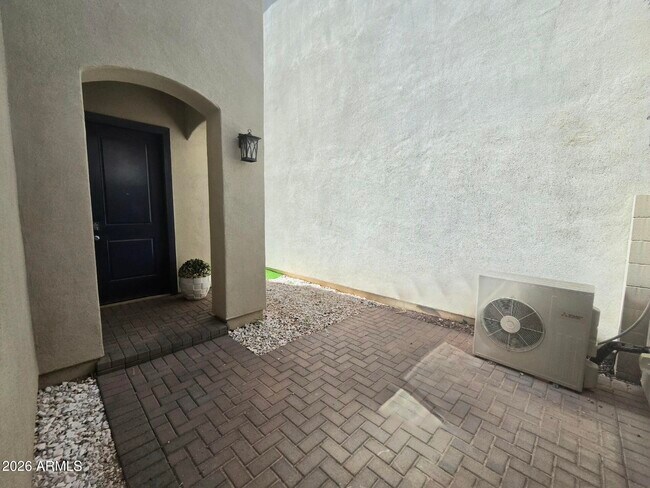 Building Photo - 221 E Balsam Dr