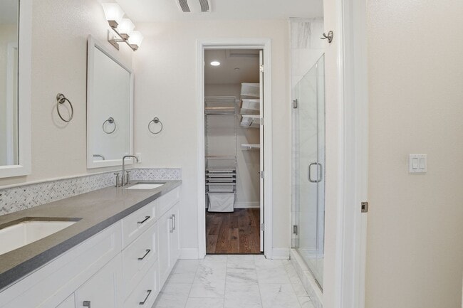 Building Photo - Gorgeous 2 Bed, 2.5 Bath Townhome in Exclusive Reflection Community!