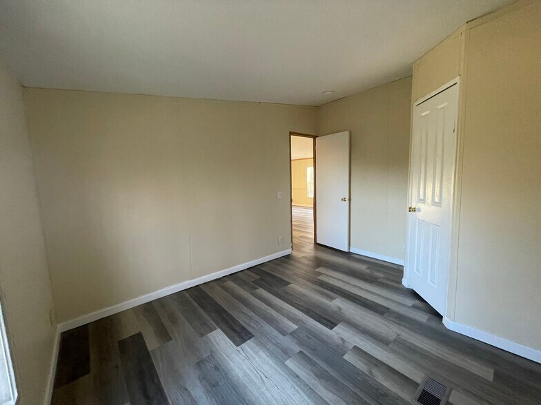 Building Photo - 1350 Pami St