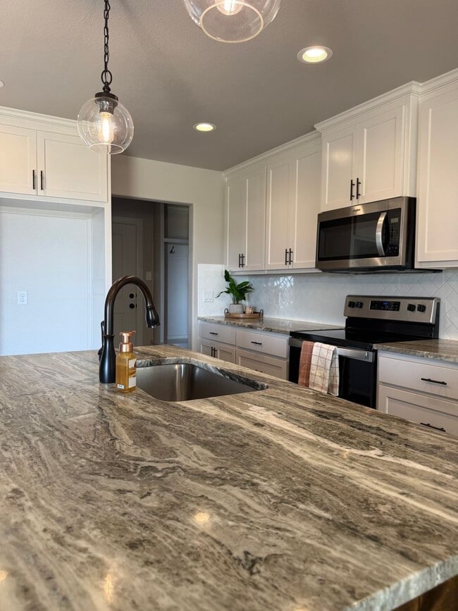 Building Photo - HORSE PROPERTY 4/2/2 + 4 acres in Peaster ...