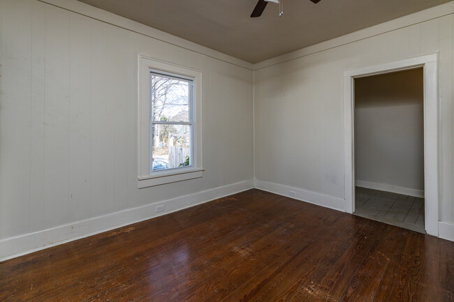 Building Photo - 708 E Woodland Ave