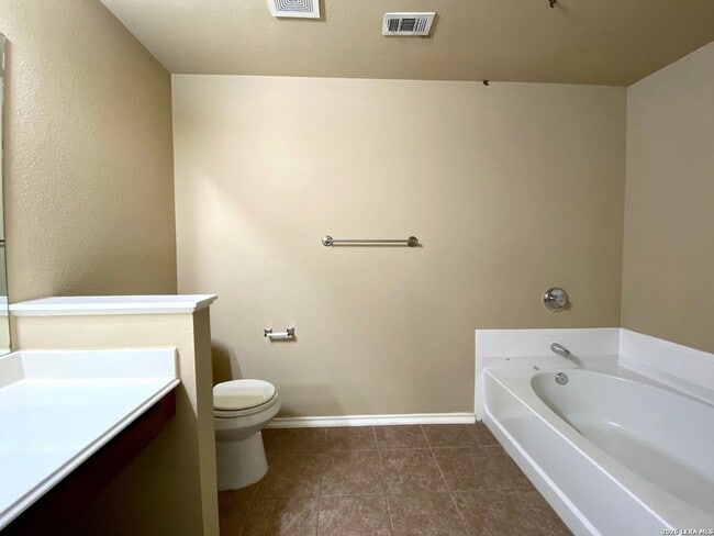 Building Photo - 13904 Belgravia Forest