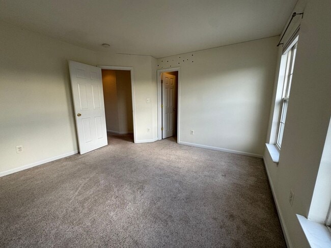 Building Photo - 105 Fredericksburg Dr