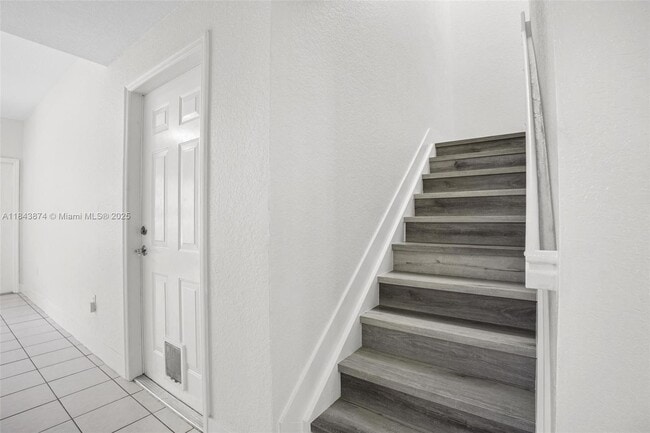 Building Photo - 980 SW 6th Pl