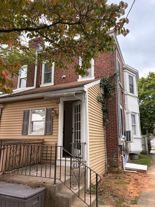Building Photo - 631 N Monroe St