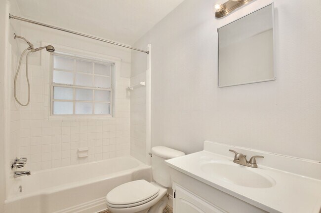 Building Photo - Beautiful 3/2 Spacious Pool Home with a Fe...