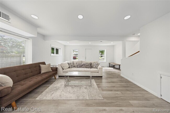 Building Photo - 3420 Fairmont Rd