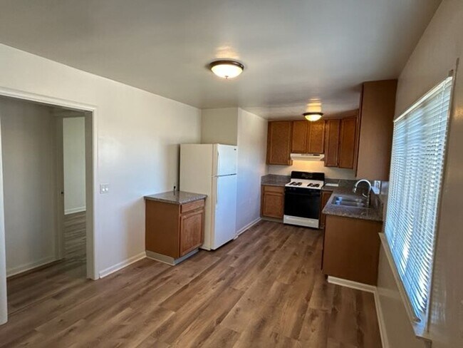 Building Photo - CM251L