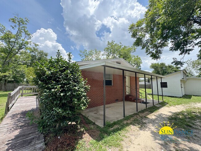 Building Photo - 2052 Roberts Dr