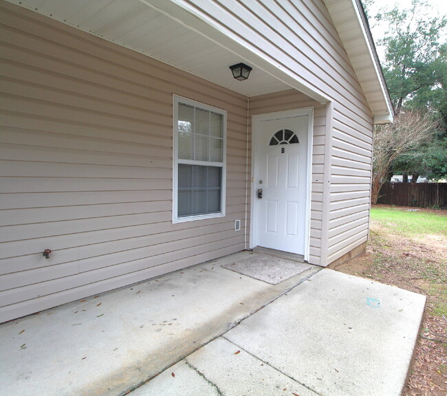 Building Photo - Updated 2BR/2BA in West Pensacola – New Ca...