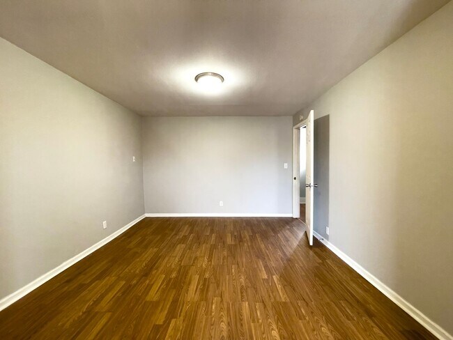 Building Photo - 118 N Martin St