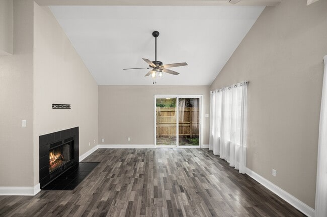 Building Photo - 3045 Yorktown Cir