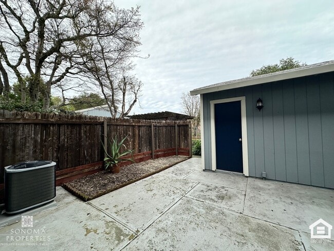 Building Photo - Charming 2 Bedroom Townhouse – Prime Location, Available Now!