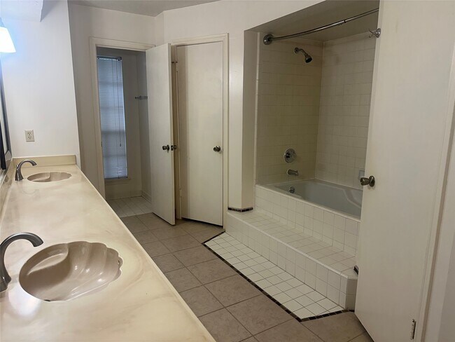 Building Photo - 14802 Sagamore Hills Dr