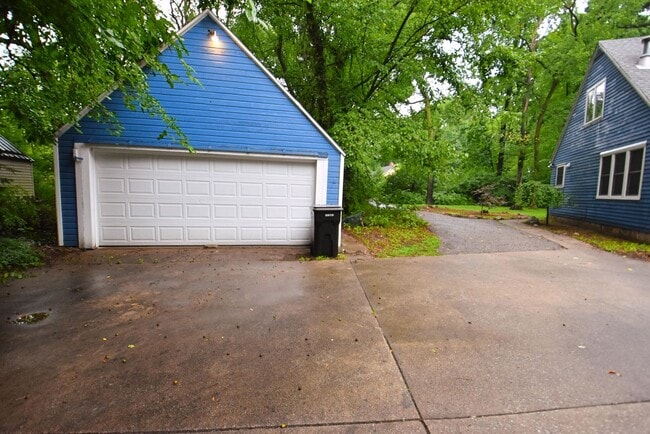 Building Photo - 4 bedroom 2.5 bath South Bend home on larg...