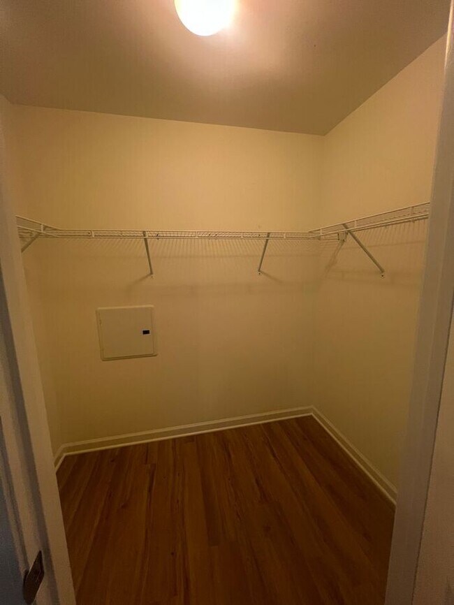 Building Photo - Central Wilmington, ground floor end unit, large 2 BR with porch(The Gardens)