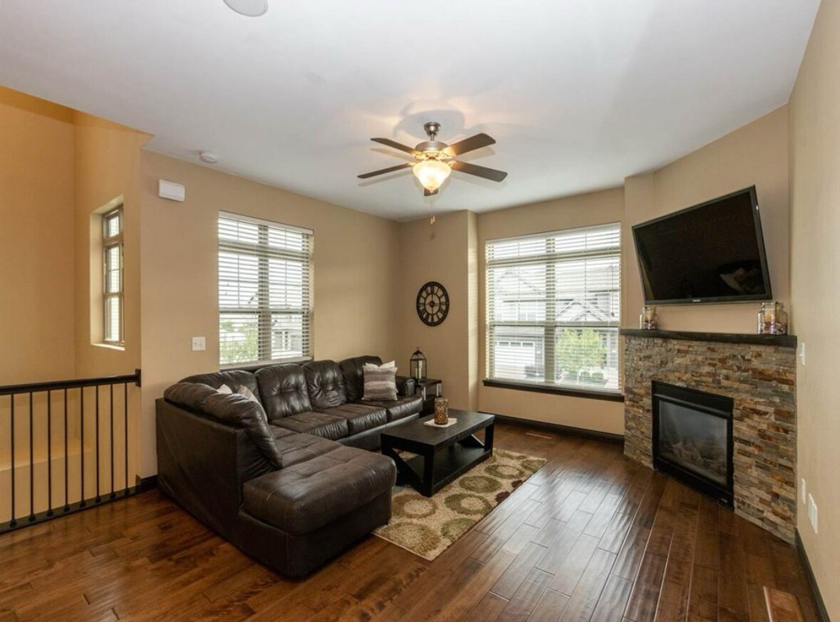 Living room - 735 Mission Point Rd