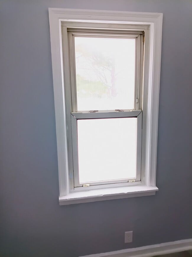 Building Photo - Fully Renovated 2 Bed | Fresh, Clean, Move-In Ready